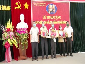 Đảng bộ H.Định Quán trao tặng Huy hiệu 50-55 tuổi Đảng