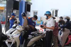 Giá xăng tăng lần thứ hai liên tiếp