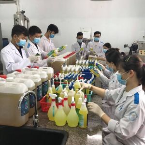 Tặng nước sát khuẩn cho người dân vùng dịch 2 tỉnh Phú Yên, Bình Định