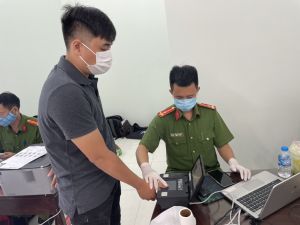 Từ 1-7: Có thu hồi sổ hộ khẩu, sổ tạm trú?