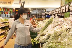 Các siêu thị vừa phòng, chống dịch Covid-19, vừa tăng cường lượng hàng thiết yếu