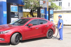 Giá xăng tăng lần thứ ba liên tiếp