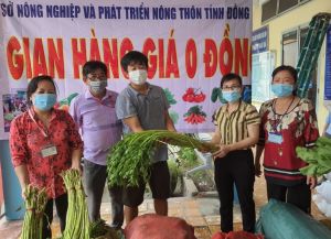 Ngày đầu quầy hàng nông sản giá 0 đồng