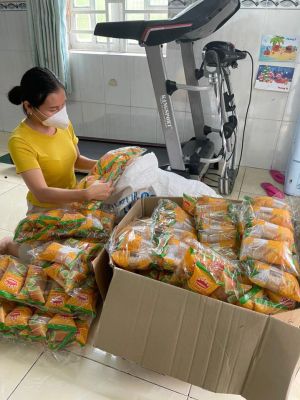 Yêu thương nơi khu phong tỏa