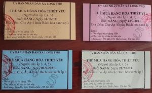 Phát thẻ đi chợ cho người dân vùng dịch tại Nhơn Trạch