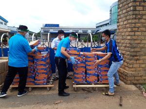 Tặng hàng trăm phần quà cho công nhân tại các khu cách ly, phong tỏa