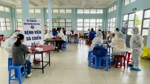 Tiêm vaccine lưu động cho nhân viên y tế và tình nguyện viên