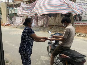 Chủ nhà trọ chia sẻ khó khăn với người lao động