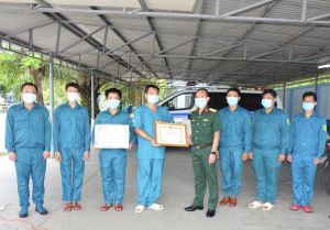 Bộ CHQS tỉnh thăm, tặng quà và khen thưởng động viên cán bộ chiến sĩ tại các khu phòng dịch