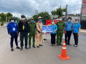 Công đoàn thăm, tặng quà cho lực lượng tuyến đầu chống dịch Covid-19