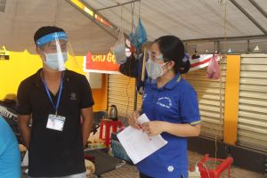 Nữ cán bộ Công đoàn vào tâm dịch chăm lo cho người dân