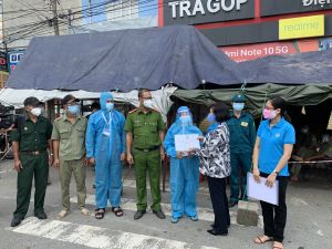 Công đoàn thăm, tặng quà công nhân và lực lượng tuyến đầu chống dịch