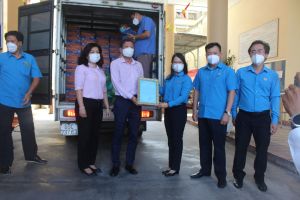Tiếp nhận 320 triệu đồng hỗ trợ người lao động trong các khu vực cách ly, phong tỏa