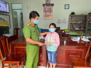 Đập heo đất… ủng hộ các chốt phòng, chống dịch Covid-19