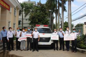 Lãnh đạo tỉnh dự lễ tiếp nhận 2 xe ô tô cứu thương phòng chống dịch Covid-19