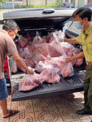 Sở NN-PTNT cứu trợ người dân khó khăn trong vùng phong tỏa