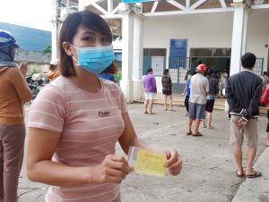 Phát “phiếu ra ngoài mua nhu yếu phẩm” cho người dân