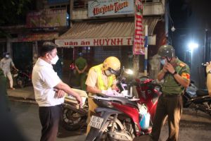 Dừng cấp giấy nhận diện có mã QR cho phương tiện vận chuyển công nhân, chuyên gia