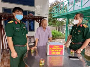 Bộ CHQS tỉnh thăm Bệnh viện dã chiến số 4 và các gia đình cách mạng