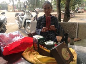 Cẩn trọng khi để người già giữ tiền