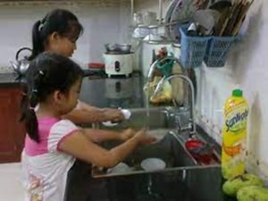 Để con hạn chế xem ti vi, điện thoại