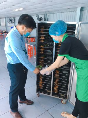 Dịch vụ cung ứng suất ăn công nghiệp tìm cách vượt khó