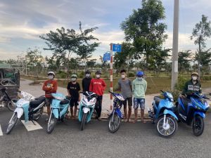 Bất chấp giãn cách, nhiều người vẫn tụ tập