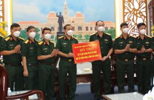 LLVT tỉnh tặng nhu yếu phẩm cho LLVT TP.Hồ Chí Minh