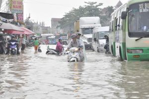Nguy hiểm khi đi qua đường ngập nước