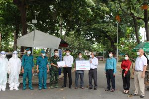 Thăm, tặng quà các bệnh viện dã chiến và lực lượng tuyến đầu chống dịch