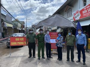 Công đoàn đồng hành cùng lực lượng tuyến đầu chống dịch