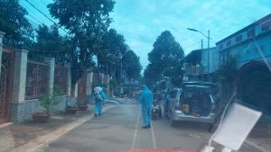 Những tình nguyện viên phun khử khuẩn nhiệt huyết