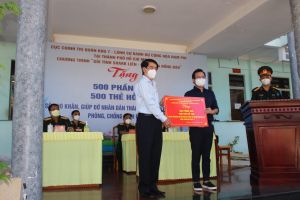 Trao 500 phần quà và 500 thẻ hỗ trợ người dân khó khăn TP.Biên Hòa