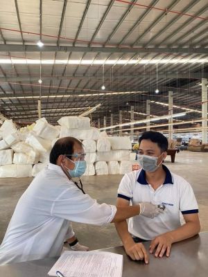 Công nhân phấn khởi vì được tiêm vaccine ngừa Covid-19