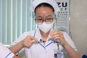 Người dân cần cài đặt App Sổ sức khỏe điện tử trước khi đi tiêm vaccine