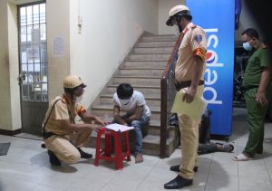 “Đánh võng” trên đường để ngăn cản công an truy đuổi