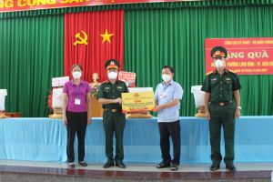 Tổng cục Kỹ thuật (Bộ Quốc phòng) tặng quà người dân khó khăn tại TP.Biên Hòa