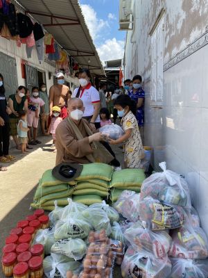 Tăng ni, phật tử vận động gần 1, 5 tỷ đồng cho các khu cách ly, phong tỏa