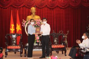 Trung tâm Công tác xã hội thanh thiếu niên Việt Nam trao tặng Đồng Nai xe cứu thương hỗ trợ phòng dịch