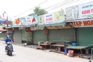 Nhiều tiệm tạp hóa bán hàng thiết yếu vẫn đóng cửa