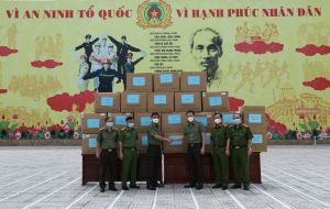 Công an TP.HCM tặng thiết bị y tế cho Công an Đồng Nai