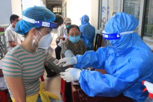 Khám sàng lọc kỹ trước khi tiêm vaccine phòng Covid-19