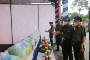 Công an tỉnh mở 'Gian hàng 0 đồng' giúp dân trong đại dịch
