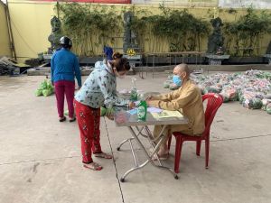 Vận động 800 bộ đồ bảo hộ y tế cho lực lượng tuyến đầu chống dịch