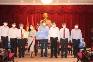 Quỹ từ thiện Kim Oanh trao tặng thuốc phòng, chống dịch Covid-19