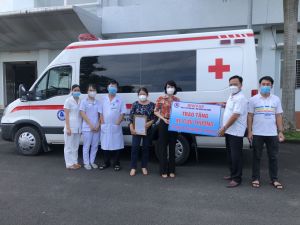 Công ty CP nước - môi trường Bình Dương tặng xe cứu thương cho huyện Vĩnh Cửu