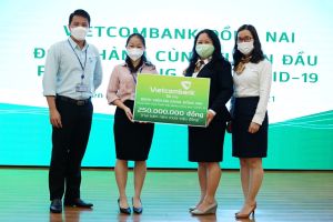 Vietcombank Đồng Nai trao tặng 1 tỷ đồng hỗ trợ các bệnh viện điều trị Covid-19