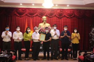 Hai doanh nghiệp trao tặng Đồng Nai 20 ngàn lọ thuốc điều trị Covid-19