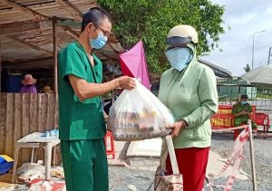 Tặng quà cho bệnh nhân HIV khó khăn bị ảnh hưởng bởi dịch Covid-19
