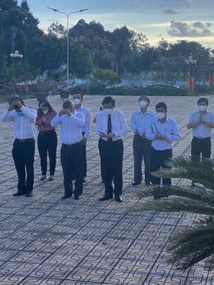 Dâng hương viếng Nghĩa trang liệt sĩ nhân Quốc khánh 2-9